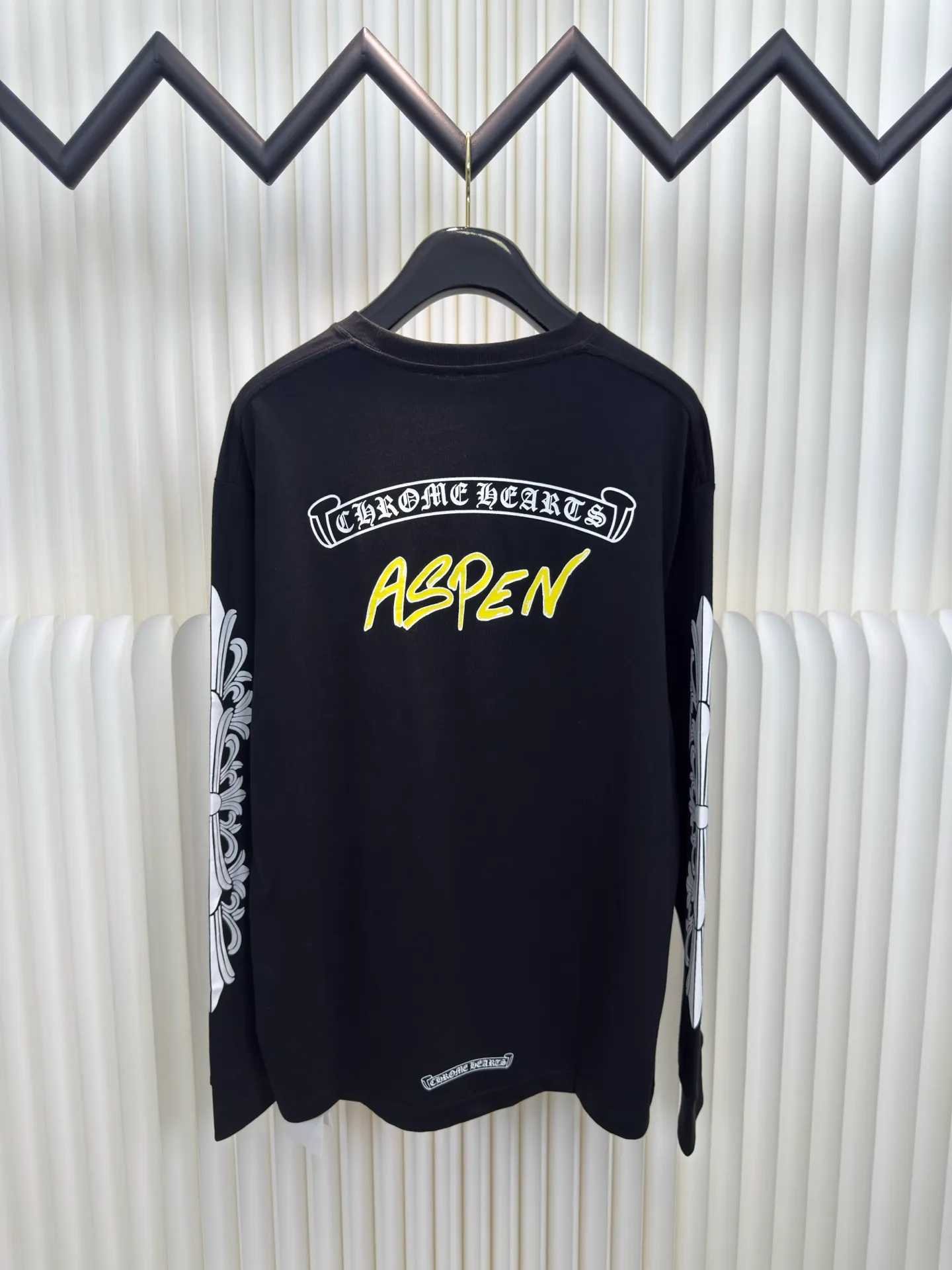 P310 Chrome Hear Aspen Graffiti Limited Long Sleeve The fabric is made of 26-woven 220g cotton material. The printing is ink printing. Customized accessories. Size S M L